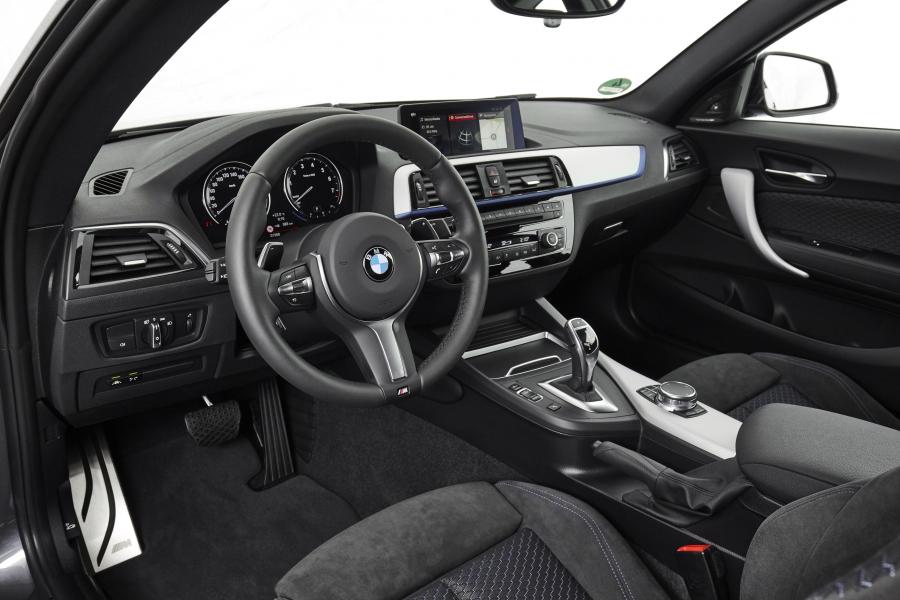 Интерьер BMW M240i xDrive Coupe 2017 года  (WW) (фото 95 из 116)